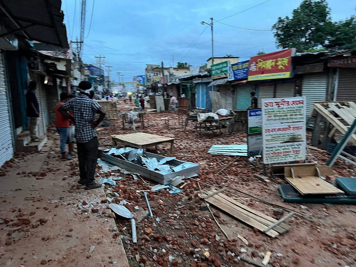 হবিগঞ্জের নবীগঞ্জ উপজেলা সদরের দুই গ্রামবাসীর মধ্যে দুই ঘণ্টাব্যাপী সংঘর্ষের পর শহরের প্রধান সড়কজুড়ে ধ্বংসের স্তূপ। আজ মঙ্গলবার সকালে শহরের মধ্য বাজার থেকে তোলা