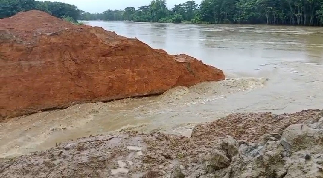 রেকর্ড বৃষ্টিতে ফেনীর পরশুরামের বল্লামুখা বাঁধের একটি অংশ ভেঙে লোকালয়ে পানি প্রবেশ করতে শুরু করেছে
