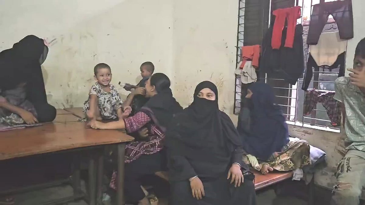 কক্সবাজারের টেকনাফের মায়মুনা সরকারি প্রাথমিক বিদ্যালয় কেন্দ্রে আশ্রয় নিয়েছেন পাহাড়ধসের ঝুঁকিতে থাকা কয়েকটি পরিবারের সদস্যরা।  আজ সকালে