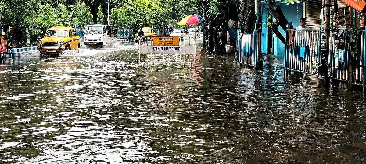 কলকাতা নগরীর গলফ গ্রিন এলাকার সড়কে পানি আটকে আছে। এর মধ্যেই চলছে যানবাহন। ৮ জুলাই
