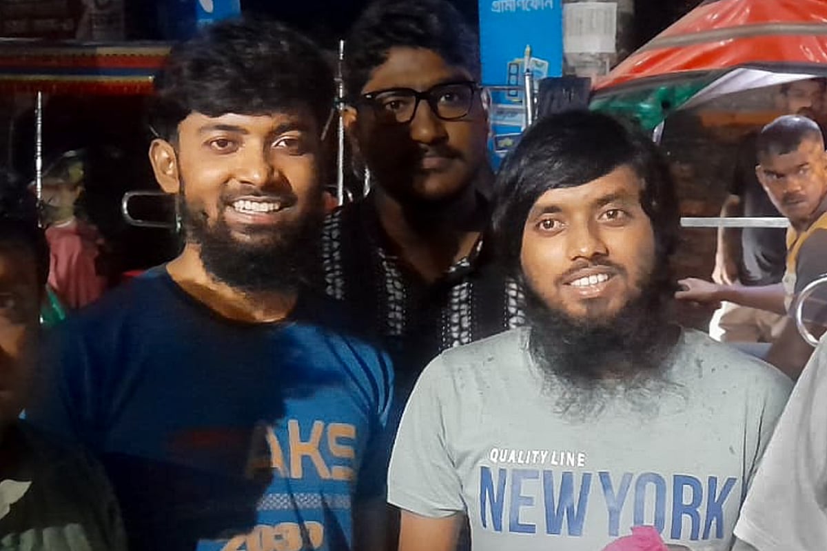 সাড়ে পাঁচ বছর পর জামিনে মুক্তি পেয়েছেন খুলনা বিশ্ববিদ্যালয়ের শিক্ষার্থী নুর মোহাম্মদ অনিক ও মোজাহিদুল ইসলাম। খুলনা জেলা কারাগারের সামনে