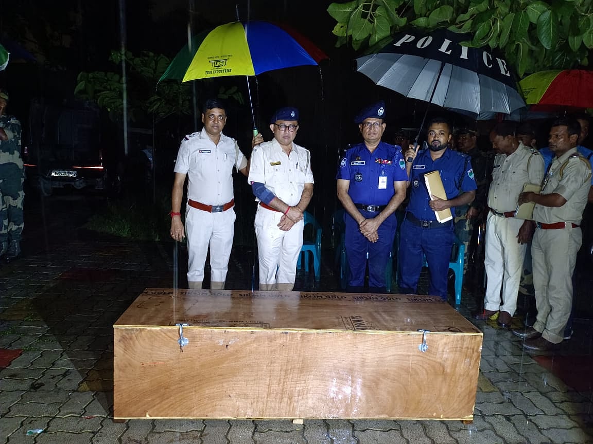 চুয়াডাঙ্গার দর্শনা সীমান্তে বিএসএফের গুলিতে নিহত বাংলাদেশির লাশ দর্শনা থানার পুলিশের কাছে হস্তান্তর করে ভারতীয় পুলিশ। মঙ্গলবার রাতে দর্শনা-জয়নগর চেকপোস্টে