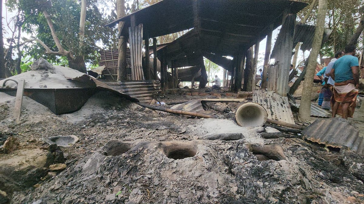 নাসিরনগরে ছাত্রদল নেতার মৃত্যুর জেরে প্রতিপক্ষের বাড়িতে হামলা–লুটপাট ও অগ্নিসংযোগ। মঙ্গলবার দুপুরে উপজেলার চাতলপাড় ইউনিয়নে