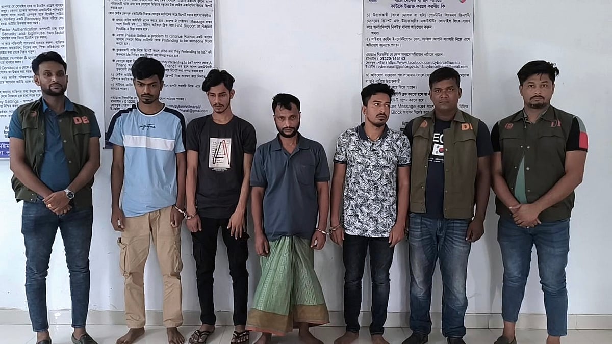 নড়াইলের কালিয়া উপজেলায় অনলাইনে প্রতারণা মামলায় দুই ভাইসহ চারজনকে গ্রেপ্তার করেছে পুলিশ। গতকাল সোমবার পুলিশ সুপারের কার্যালয়ে