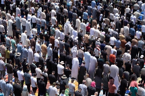 মুসলিম উম্মাহর ওপর বিপদ, সংকট বা ফিতনা এলে নামাজে কুনুতে নাজেলা পড়া হয়