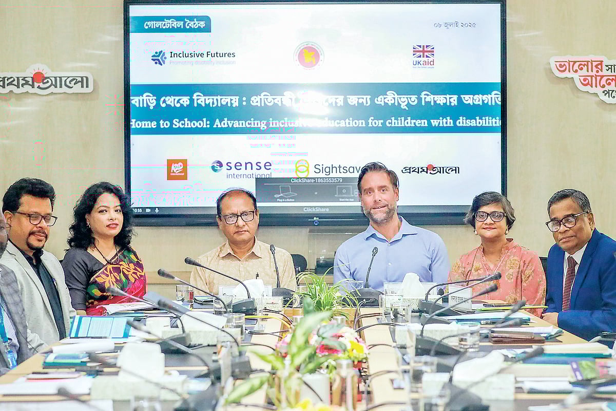 গোলটেবিল বৈঠকে (বাঁ থেকে) সাইদুর রহমান খান, অমৃতা রেজিনা রোজারিও, বিধান রঞ্জন রায় পোদ্দার, হামিশ হিগিংসন ও তাহেরা জাবীন। গতকাল ঢাকায় প্রথম আলো কার্যালয়ে