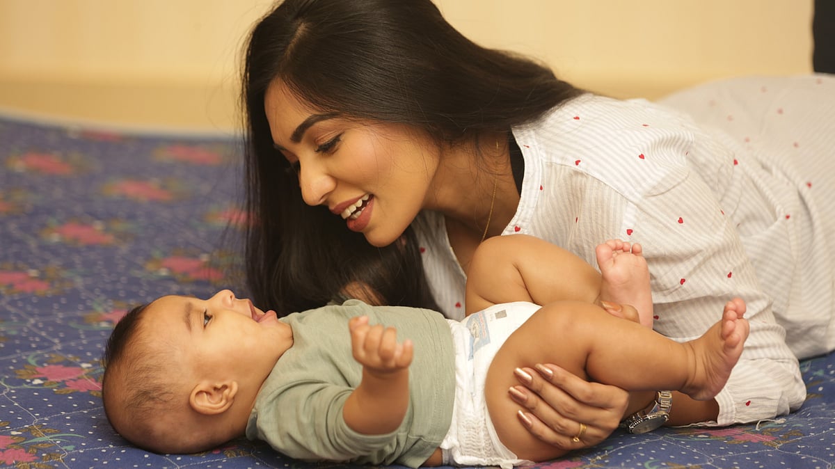 খিদে পেলে কান্নার আগে নানা আচরণে বোঝাতে থাকে শিশু