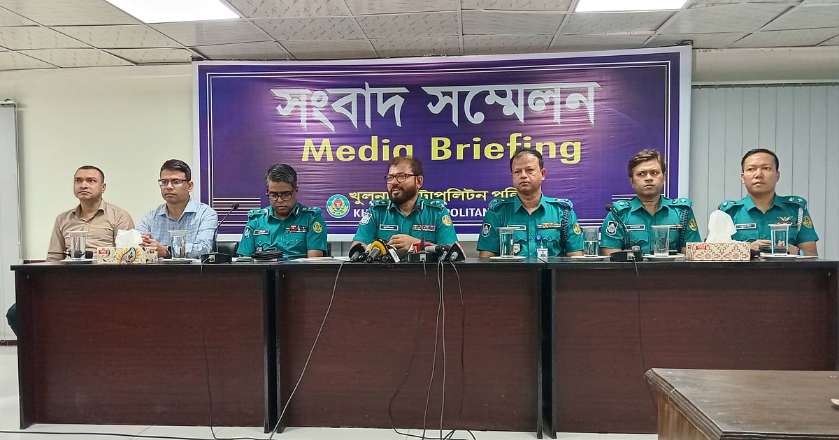 খুলনা শহরের আইনশৃঙ্খলা পরিস্থিতি নিয়ে সংবাদ সম্মেলনে কথা বলছেন কেএমপি কমিশনার মো. জুলফিকার আলী হায়দার। মঙ্গলবার দুপুরে কেএমপি সদর দপ্তরে