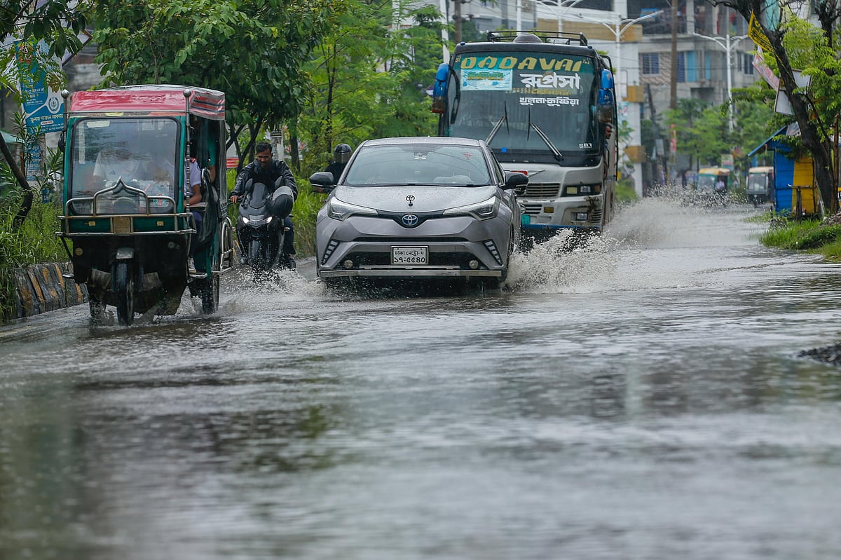 টানা বৃষ্টিতে খুলনার বিভিন্ন সড়কে জমেছে পানি। সোনাডাঙ্গা-নতুন রাস্তা সড়কে যানবাহন ও মানুষ চলাচলে ভোগান্তি। বয়রা পুলিশ লাইনের সামনে, খুলনা, ৮ জুলাই