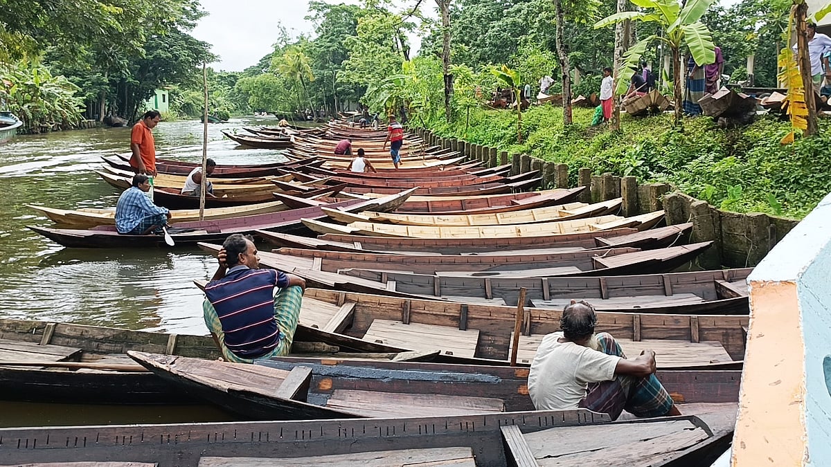 পিরোজপুরের নেছারাবাদ উপজেলার শত বছরের ঐতিহ্যবাহী আটঘর-কুড়িয়ানা নৌকার হাট। সম্প্রতি তোলা