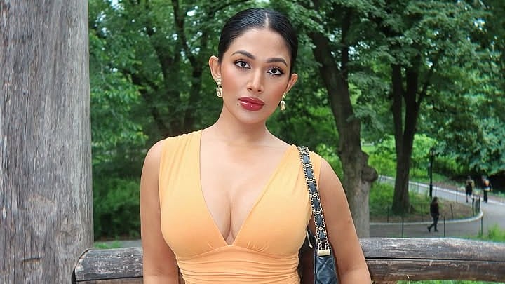 মডেল–অভিনেত্রী পিয়া