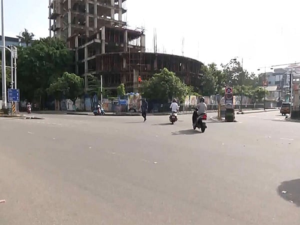 ভারতের কেরালা রাজ্যের এরনাকুলামে বন্‌ধ্‌ চলাকালে রাস্তাঘাট প্রায় ফাঁকা অবস্থায় দেখা যায়