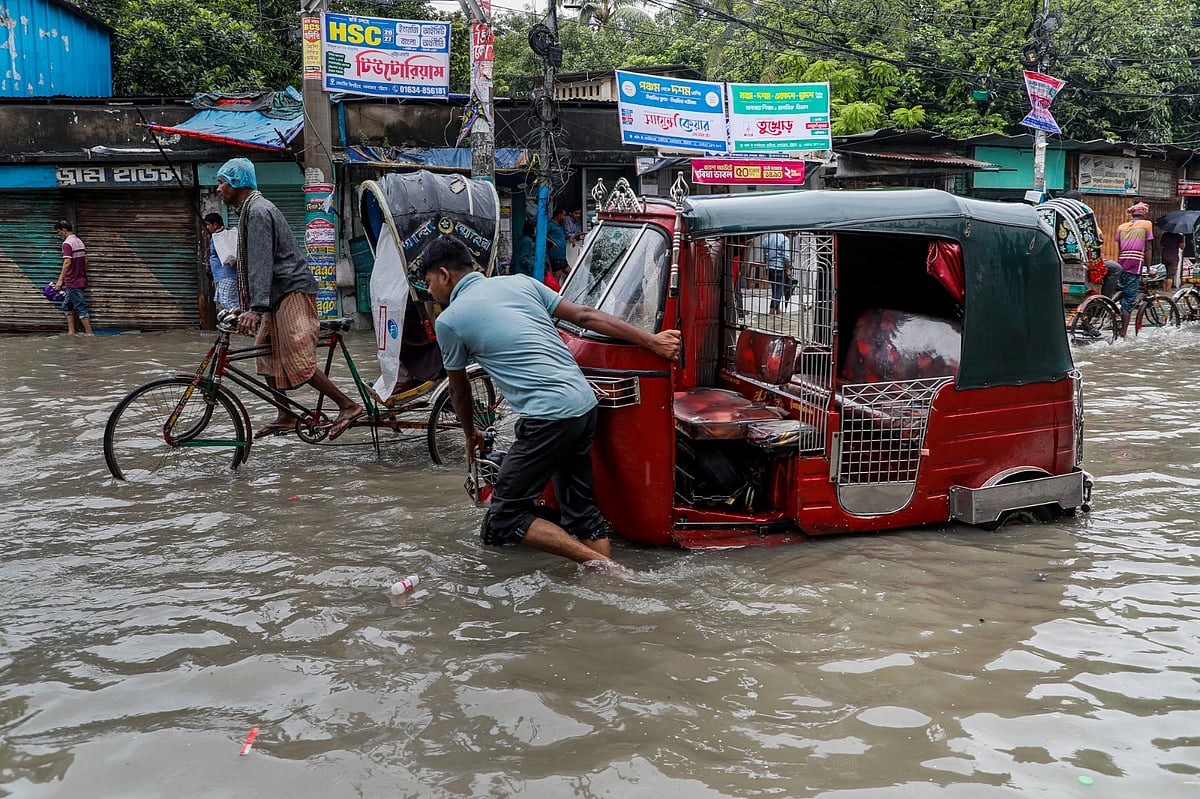টানা বৃষ্টি ও জোয়ারের পানিতে চট্টগ্রাম নগরের চকবাজার কাপাসগোলা এলাকায় জলাবদ্ধতা দেখা দেয়। আজ দুপুর সাড়ে ১২টায়