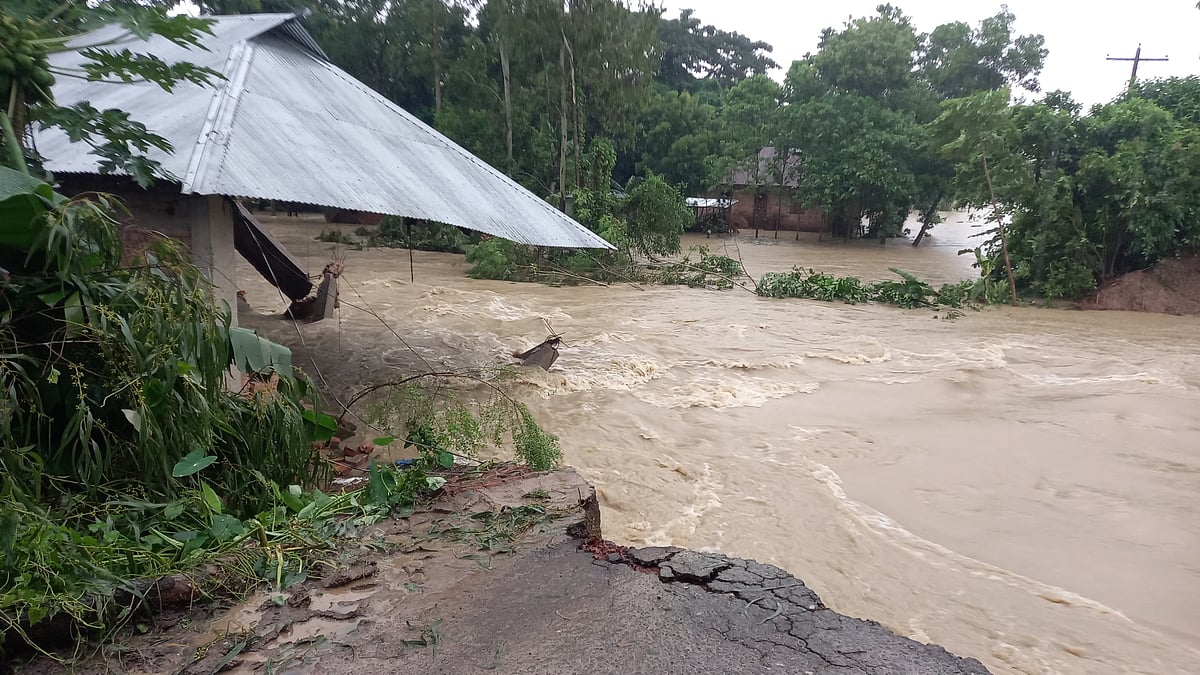 ফেনীর ফুলগাজী উপজেলার সদর ইউনিয়নের উত্তর শ্রীপুর গ্রামের পূর্বপাড়া অংশের মুহুরী নদীর বেড়িবাঁধ ধসে আলী আশরাফ ও তাঁর ভাইয়ের ঘরটি নদীতে বিলীন হয়ে গেছে। এলাকার বাড়িঘর পানিতে তলিয়ে গেছে