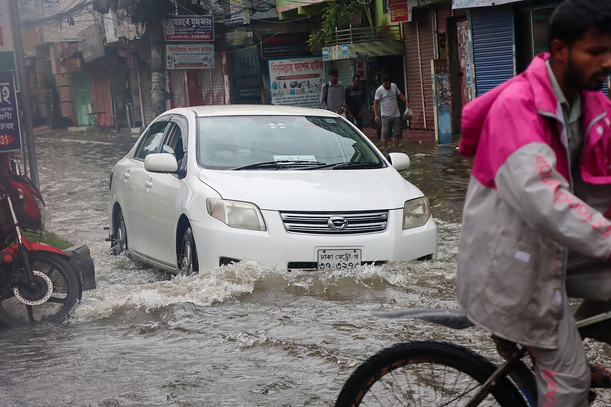 ভারী বর্ষণের কারণে বরিশাল শহরের বিভিন্ন সড়কে জলাবদ্ধতার সৃষ্টি হয়েছে। এতে ভোগান্তিতে পড়েছেন নগরবাসী। বুধবার শহরের নবগ্রাম রোডে