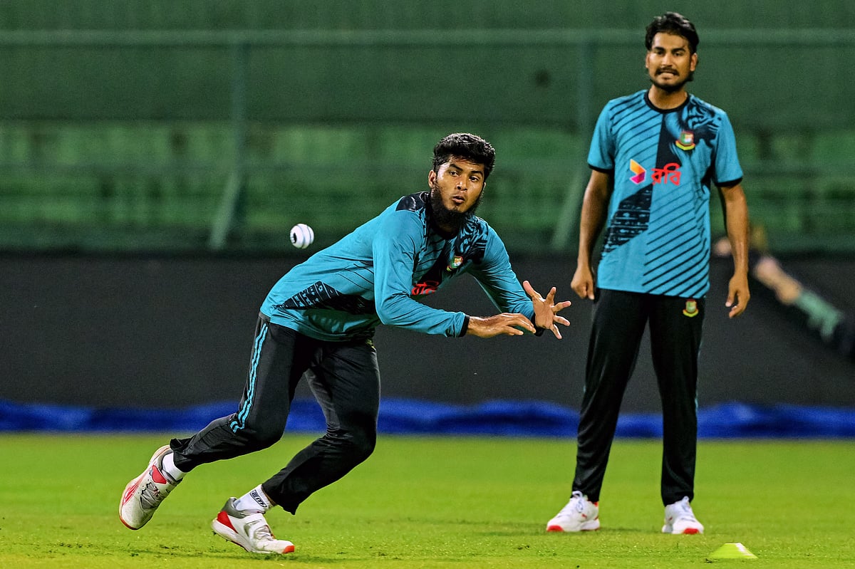 বাংলাদেশ-শ্রীলঙ্কা টি-টোয়েন্টি সিরিজ শুরু আজ। গতকাল প্রস্তুতিতে বাংলাদেশের রিশাদ হোসেন