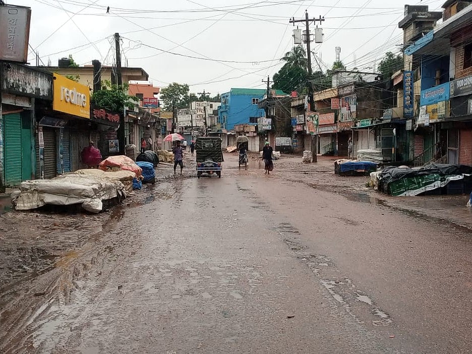 আজ নবীগঞ্জ সদর এলাকায় থমথমে অবস্থা দেখা গেছে। আজ দুপুরে শহরের বাজার এলাকায়