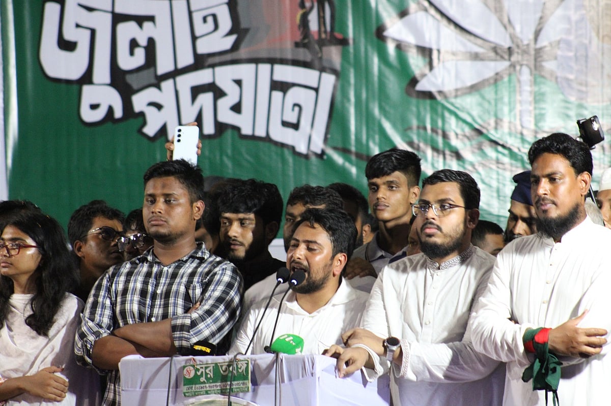 এনসিপির পথসভায় নাহিদ ইসলাম। আজ বুধবার ঝিনাইদহ পৌর শহরের পায়রা চত্বরে