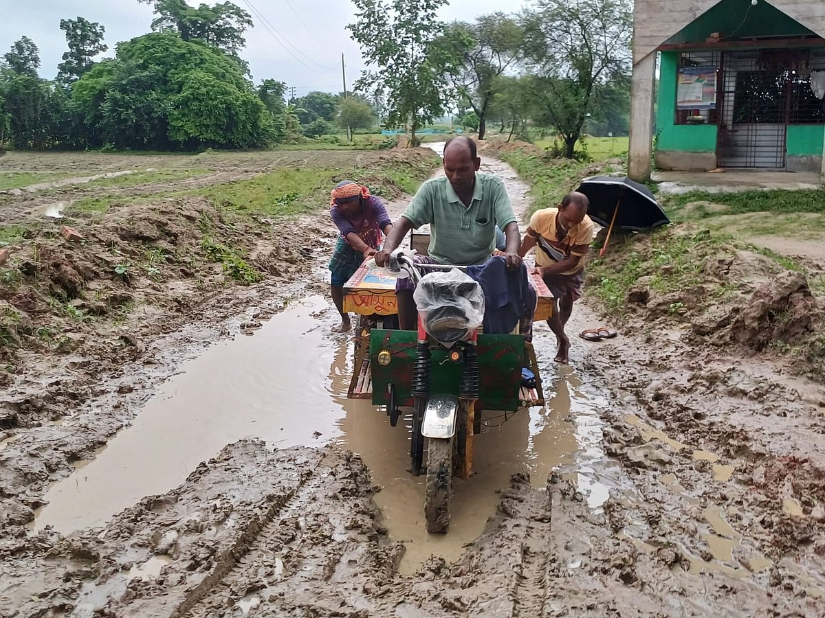 রাজশাহীর গোদাগাড়ী উপজেলার চৈতন্যপুর গ্রামে নির্মাণাধীন রাস্তায় বৃষ্টি হলেই জমছে কাদাপানি। গতকাল মঙ্গলবার বিকেলে