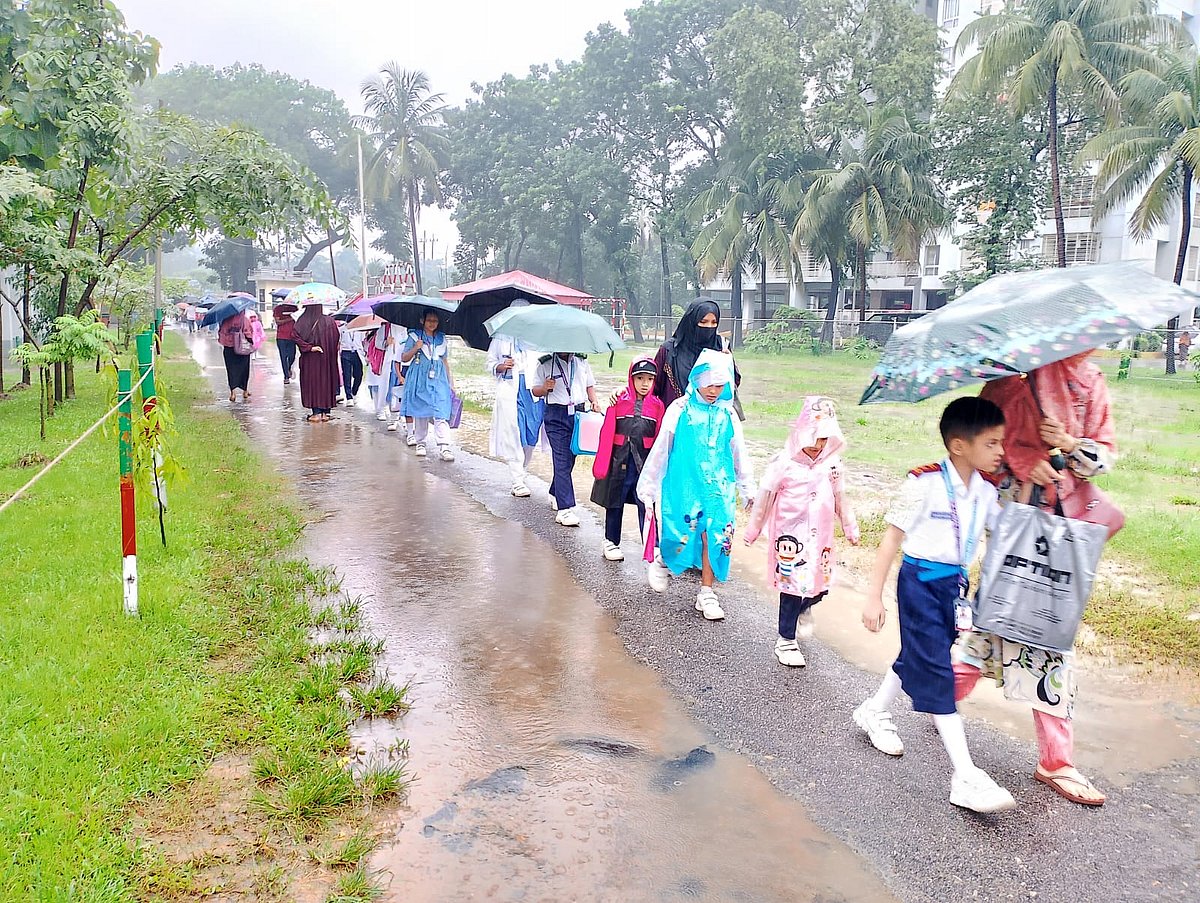 বৃষ্টির মধ্যে স্কুলে যাচ্ছে শিক্ষার্থীরা। আজ সকাল ৮টায় চট্টগ্রামের ভাটিয়ারী ক্যান্টনমেন্ট পাবলিক স্কুল অ্যান্ড কলেজে