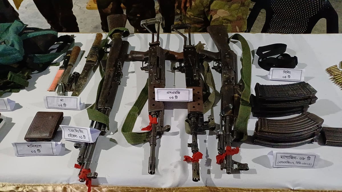 ৩ জুলাই কেএনএফের গোপন আস্তানায় অভিযান চালিয়ে উদ্ধার করা অস্ত্র