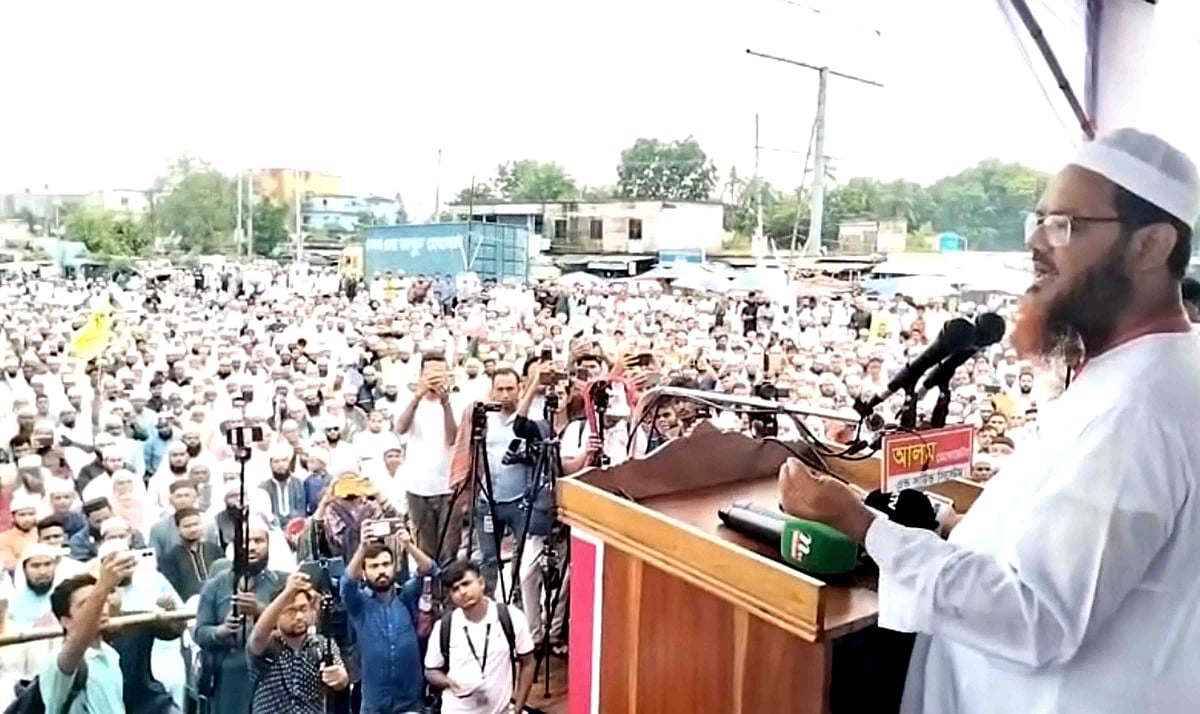 নাটোর শহরের ভবানীগঞ্জ চত্বরে গতকাল মঙ্গলবার গণসমাবেশে বক্তব্য দেন ইসলামী আন্দোলনের জ্যেষ্ঠ নায়েবে আমির মুফতি সৈয়দ মুহাম্মাদ ফয়জুল করীম