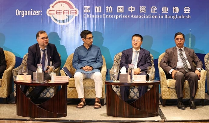 বুধবার ঢাকার একটি পাঁচতারকা হোটেলে ‘চীন-বাংলাদেশ শিল্প ও সরবরাহ চেইন সহযোগিতা’ শীর্ষক সেমিনারে চীনা রাষ্ট্রদূত ও বিডা চেয়ারম্যানসহ অতিথিরা