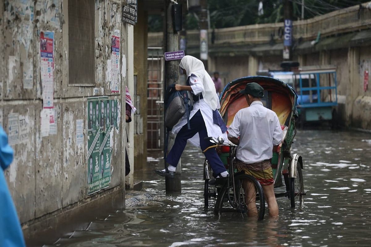 গতকাল শুরু হওয়া বৃষ্টিতে রাজধানীর অনেক স্থানে পানি জমেছে। আজ সকালে পুরান ঢাকার হোসেনি দালান এলাকা থেকে তোলা