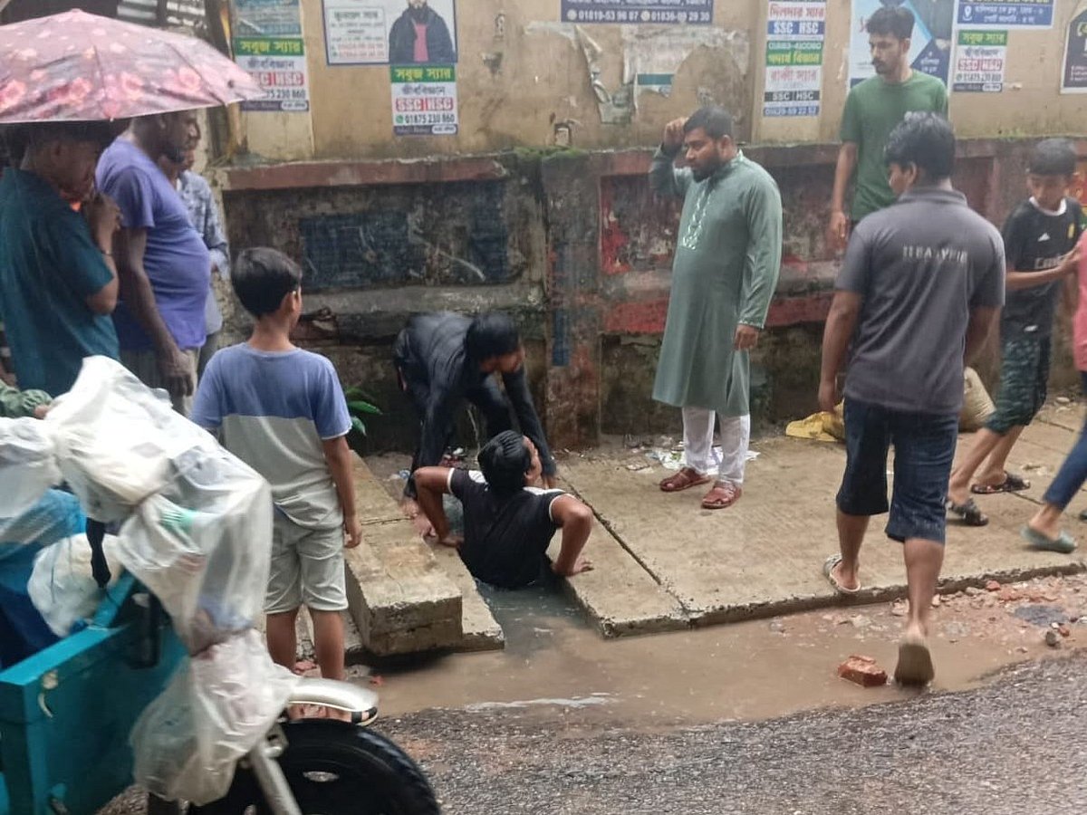 নালায় পড়ে নিখোঁজ শিশুটি উদ্ধারে ফায়ার সার্ভিসের পাশাপাশি কাজ করেন স্থানীয় লোকজনও। আজ বিকেলে হালিশহরে