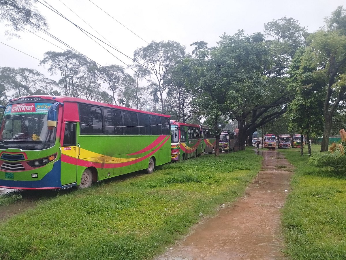 ক্ষতিপূরণের দাবিতে মৌমিতা পরিবহনের আটকে রাখা বাস