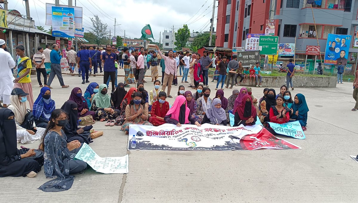 বিআইটি গঠনের দাবিতে ময়মনসিংহ ইঞ্জিনিয়ারিং কলেজের শিক্ষার্থীদের সড়ক অবরোধ। আজ সকাল ১০টার দিকে নগরের রহমতপুর বাইপাস এলাকায়