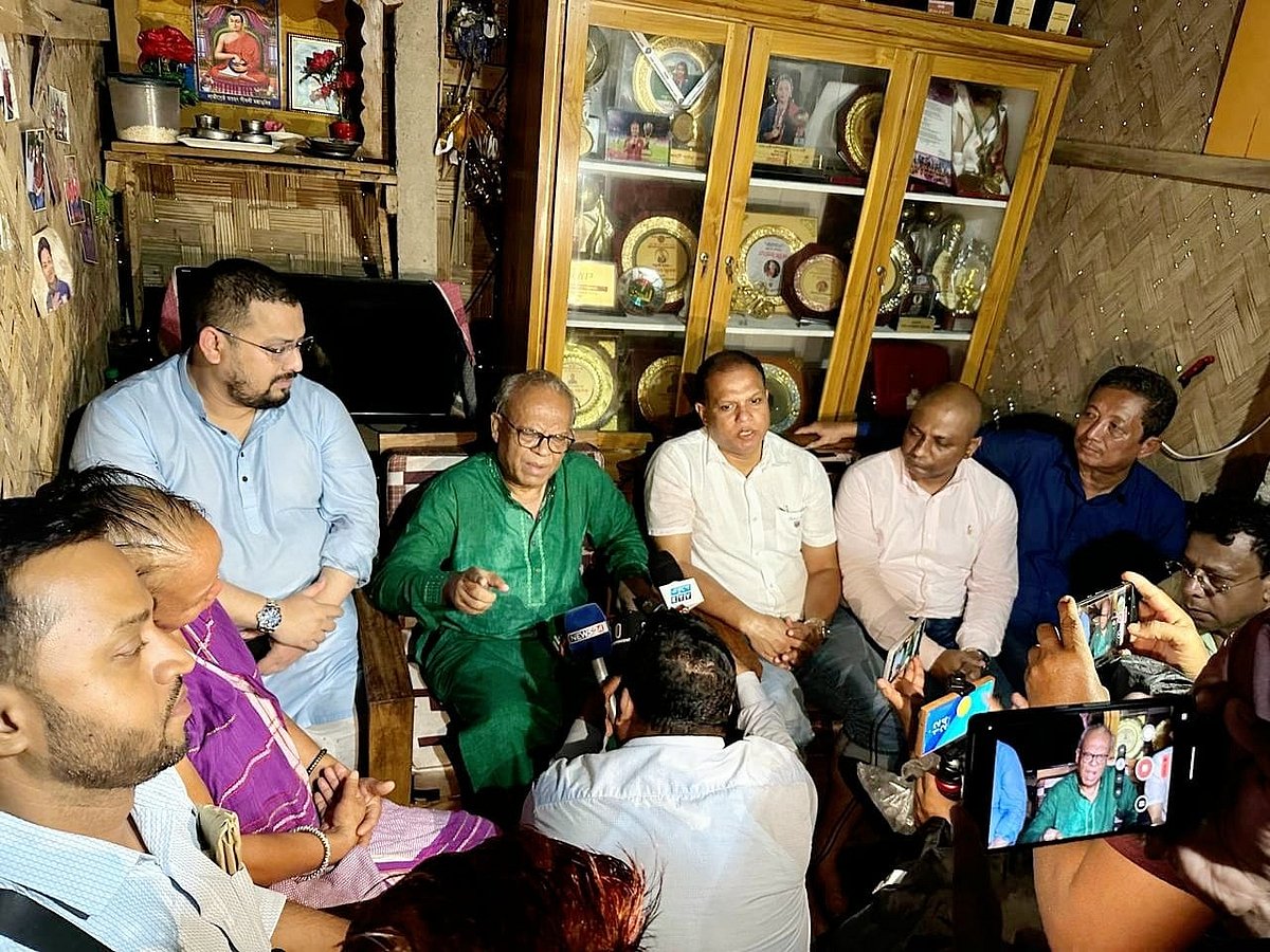 ফুটবলার ঋতুপর্ণা চাকমার বাড়িতে রুহুল কবির রিজভীর নেতৃত্বে ‘আমরা বিএনপি পরিবার’-এর প্রতিনিধিদল। ৯ জুলাই ২০২৫, রাঙামাটি