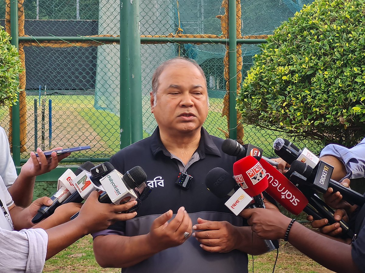 শ্রীলঙ্কায় সাংবাদিকদের সঙ্গে কথা বলেন প্রধান নির্বাচক গাজী আশরাফ হোসেন।