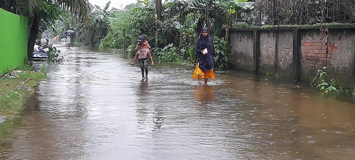 টানা বৃষ্টিতে জলমগ্ন নোয়াখালী সরকারি কলেজ সড়ক। আজ সকাল সোয়া আটটায় তোলা