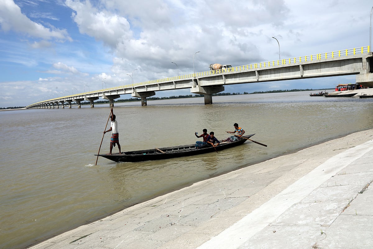 তিস্তা নদীর ওপর ১ হাজার ৪৯০ মিটার দীর্ঘ এ সেতু নির্মাণে ব্যয় হয়েছে ৯২৫ কোটি টাকা। সেতু ও সংযোগ সড়ক চালু হলে কুড়িগ্রাম থেকে ঢাকার দূরত্ব ১৩৫ কিলোমিটার কমে আসবে। গত রোববার গাইবান্ধার সুন্দরগঞ্জ উপজেলার হরিপুর ঘাট এলাকায়