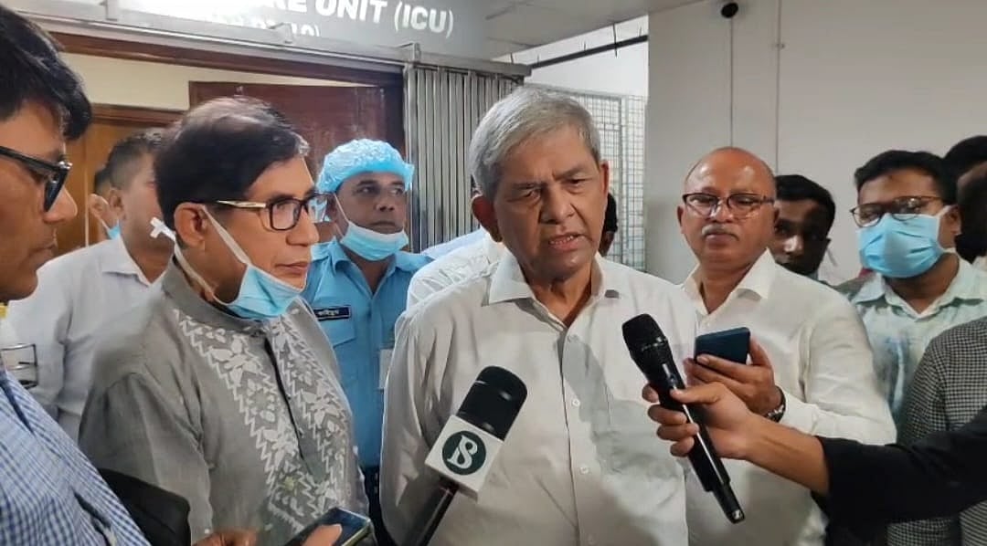 হাসপাতালে চিকিৎসাধীন শিল্পী ফরিদা পারভীনকে দেখার পর সাংবাদিকদের সঙ্গে কথা বলেন বিএনপির মহাসচিব মির্জা ফখরুল ইসলাম আলমগীর