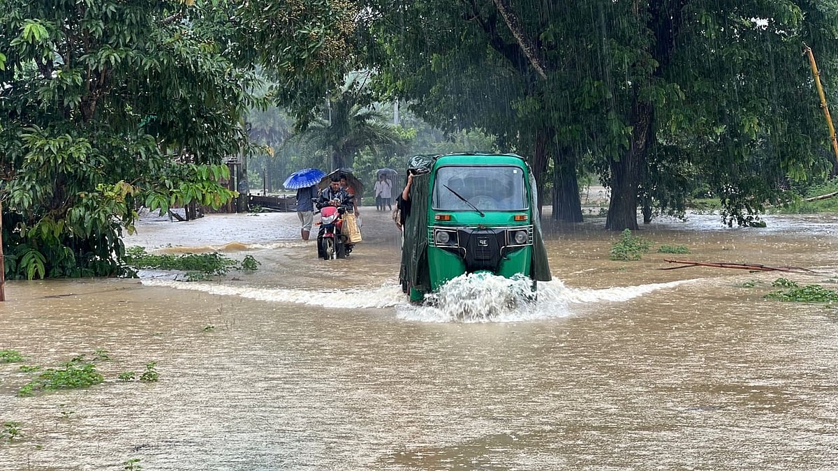 খাগড়াছড়ির দীঘিনালার  মাইনী নদীর পানি বেড়ে দীঘিনালা লংগদু সড়ক তলিয়ে গেছে। ছবিটি দীঘিনালা সড়কের হেডকোয়ার্টার এলাকা থেকে আজ বিকেলে তোলা