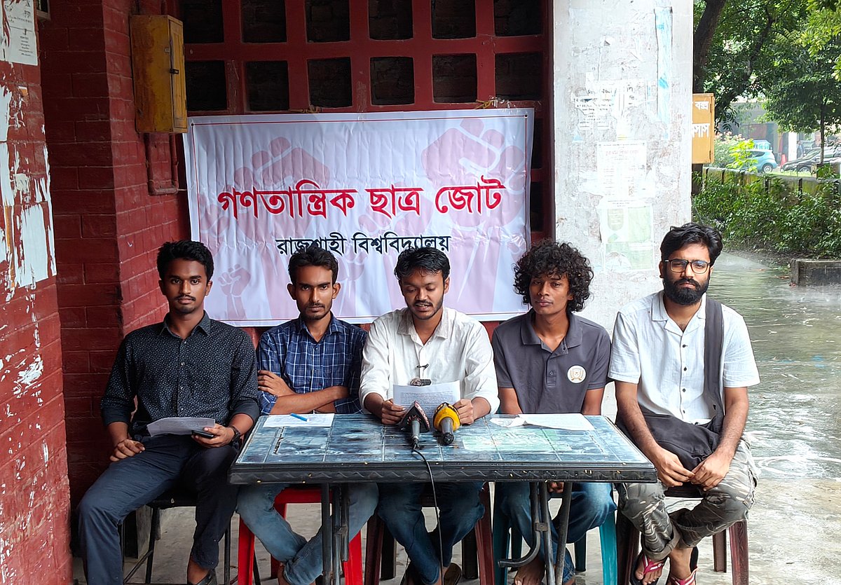 রাজশাহী বিশ্ববিদ্যালয়ে পাঁচ দাবিতে গণতান্ত্রিক ছাত্র জোটের সংবাদ সম্মেলন। আজ বুধবার দুপুরে বিশ্ববিদ্যালয়ের কেন্দ্রীয় গ্রন্থাগারের পেছনে