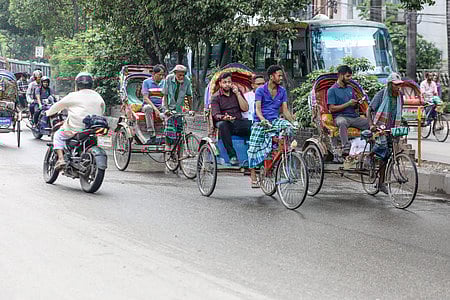 সড়কে উল্টোপথে মোটরবাইক ও অটোরিকশার বিশৃঙ্খল চলাচল। সম্প্রতি রাজধানীর বঙ্গভবনসংলগ্ন সড়কে