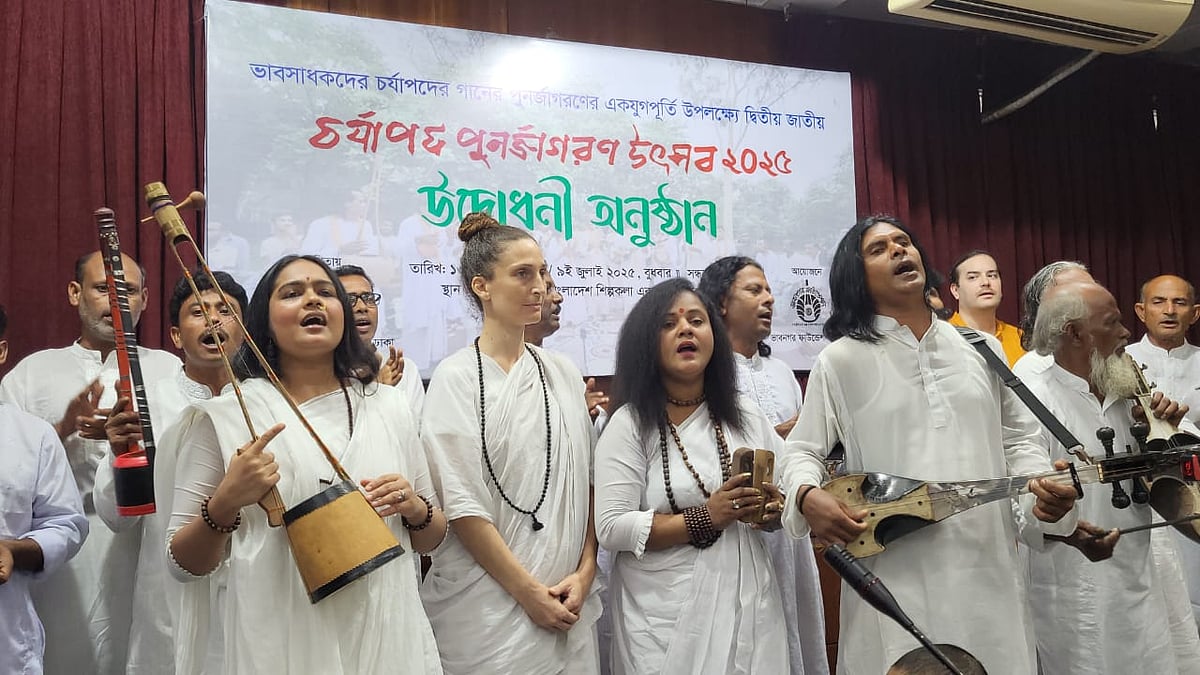 সন্ধ্যায় শিল্পকলা একাডেমির সেমিনার কক্ষে চর্যাপদের গান পরিবেশন করছেন দেশের বিভিন্ন প্রান্ত থেকে আসা শিল্পীরা