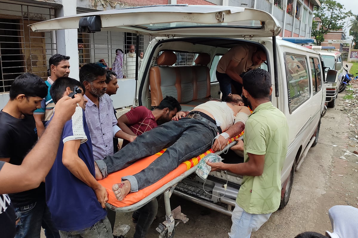 পাবনার সুজানগরে বিএনপির দুই পক্ষের সংঘর্ষে গুরুতর আহত দুজনকে রাজশাহী মেডিকেল কলেজে পাঠানো হয়েছে। বাকিদের সুজানগর ও পাবনা জেনারেল হাসপাতালে চিকিৎসা দেওয়া হচ্ছে। বুধবার বিকেলে পাবনা জেনারেল হাসপাতালে