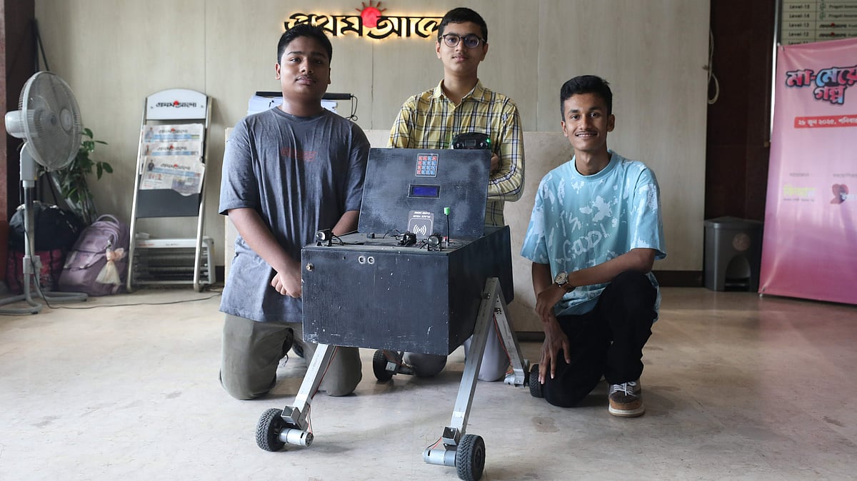 প্রথম আলো কার্যালয়ে নিজেদের তৈরি রোবটের সঙ্গে রেদওয়ান আবরার, মিনহাজ ইসলাম ও সামিন ইয়াসির সিদ্দিকী (ডানে)