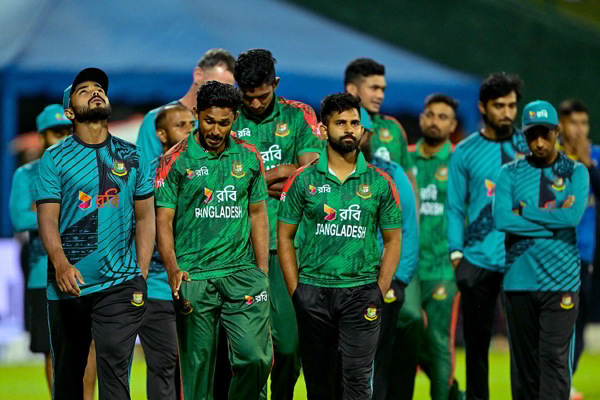 আরেকটি সিরিজ হার। বার বার মাথা হেঁট হচ্ছে বাংলাদেশ ক্রিকেট দলের। ক্যান্ডিতে শ্রীলঙ্কার কাছে গতকাল সিরিজ হারের পর ছবিটি তোলা