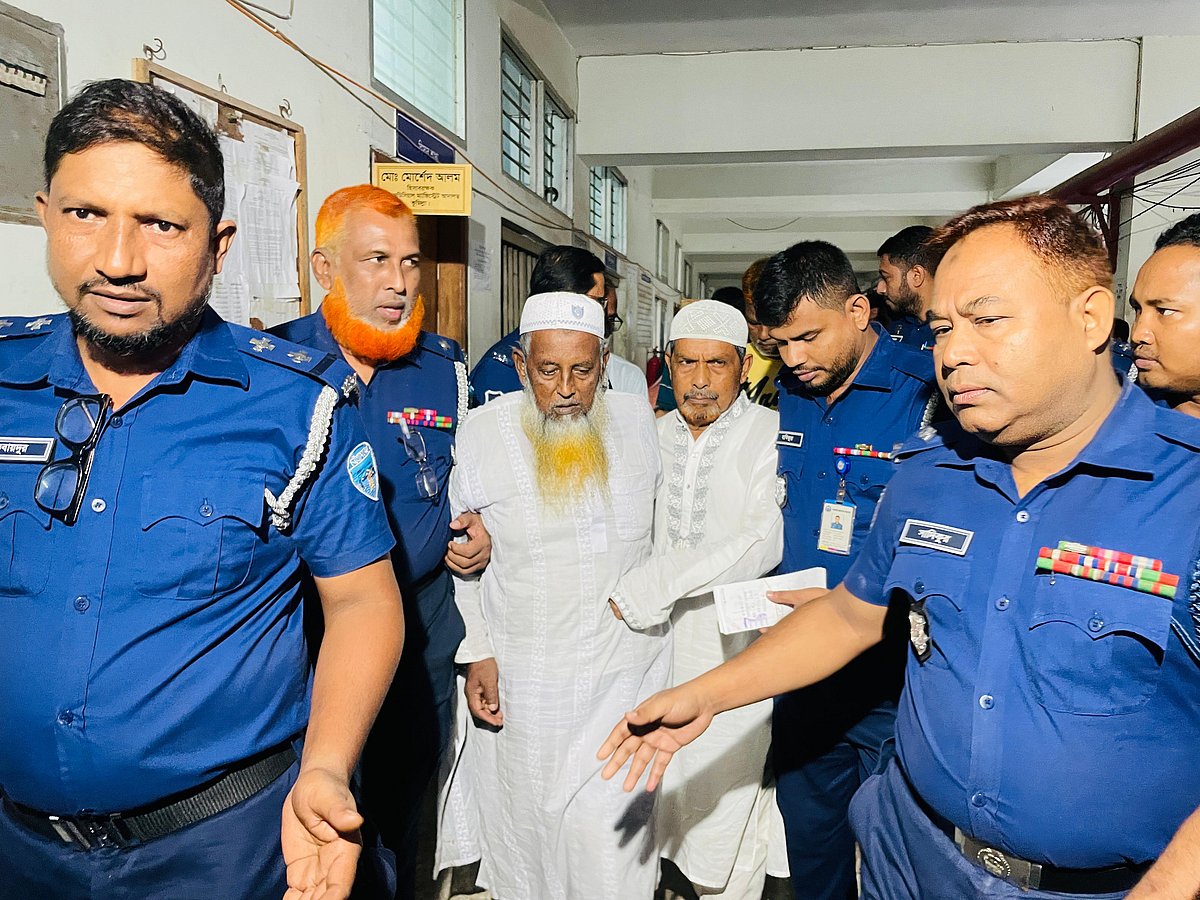 কুমিল্লার মুরাদনগরে তিন খুনের ঘটনায় হওয়া মামলায় ৮ আসামিকে আজ বুধবার কুমিল্লার আদালতে হাজির করা হয়