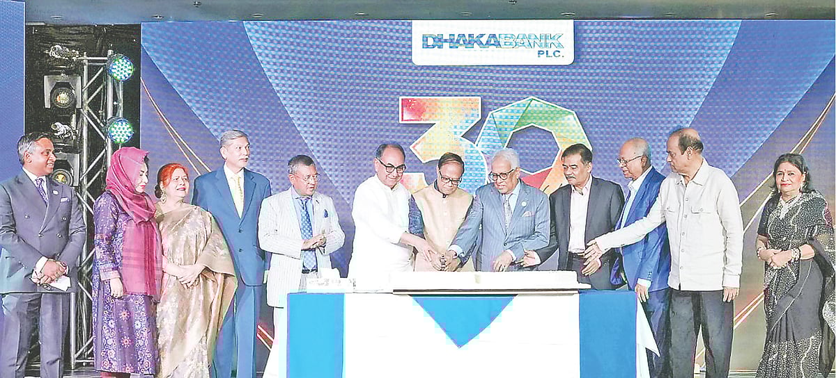 সম্প্রতি রাজধানীর একটি পাঁচ তারকা হোটেলে ঢাকা ব্যাংকের ৩০তম প্রতিষ্ঠাবার্ষিকী উদ্‌যাপন অনুষ্ঠানে কেক কাটেন বাংলাদেশ ব্যাংকের গভর্নর আহসান এইচ মনসুর, ঢাকা ব্যাংকের চেয়ারম্যান আব্দুল হাই সরকার, প্রতিষ্ঠাতা মির্জা আব্বাসসহ অতিথিরা