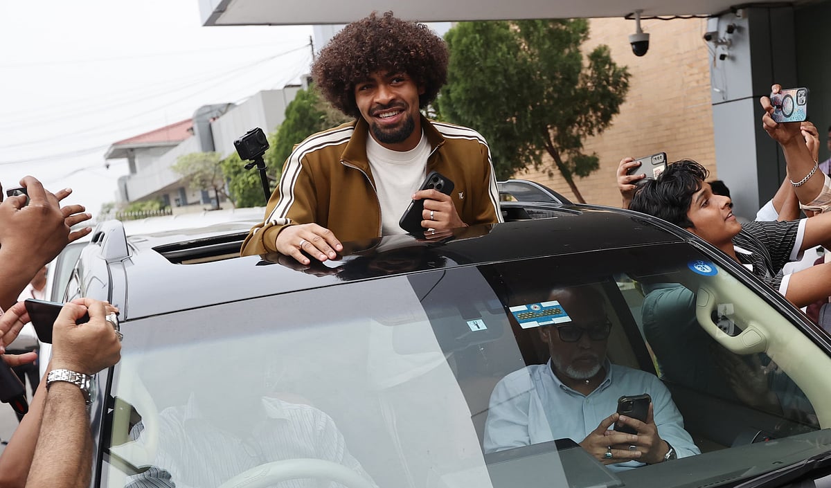 হামজা চৌধুরীর আগমনের পর বাংলাদেশের ফুটবলে দর্শক–আগ্রহ বেড়েছে। ছবিটি ১৭ মার্চ হামজা ইংল্যান্ড থেকে বাংলাদেশে ফেরার পর সিলেট বিমানবন্দরে তোলা।