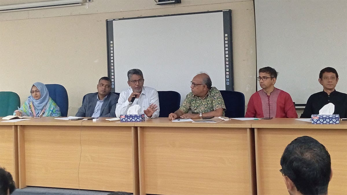 ঢাকা বিশ্ববিদ্যালয় সাংবাদিক সমিতির সঙ্গে মতবিনিময় সভায় এ সিদ্ধান্তের কথা জানান ডাকসু নির্বাচনের রিটার্নিং কর্মকর্তা অধ্যাপক গোলাম রব্বানী