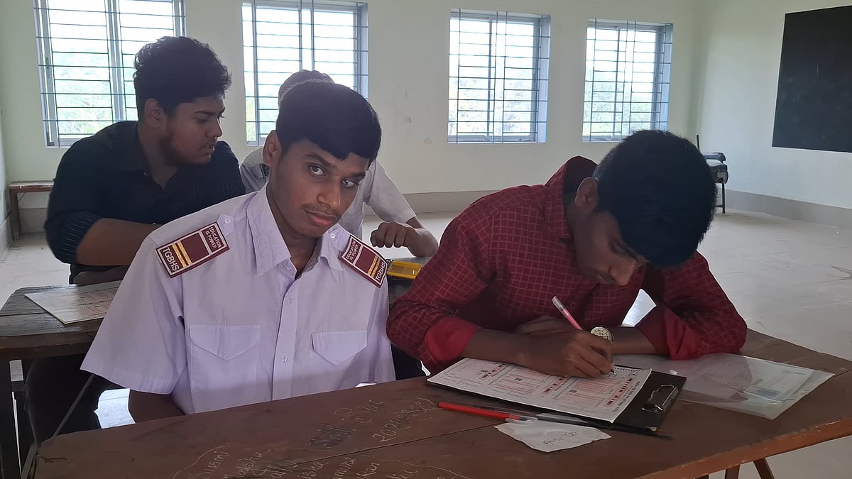 শ্রুতলেখকের সহায়তায় এসএসসি পরীক্ষায় অংশ নিয়েছে মহির