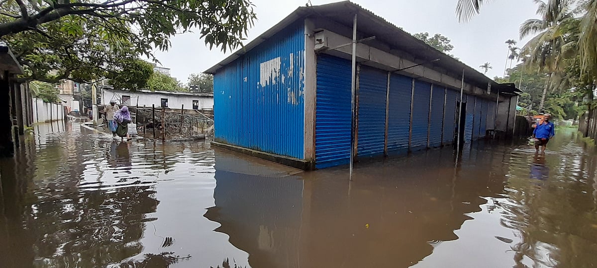 নোয়াখালীর অনেক এলাকা জলাবদ্ধ হয়ে আছে। শহরের লক্ষ্মীনারায়ণপুর এলাকা। বৃহস্পতিবার বেলা সাড়ে এগারোটায়। ছবি প্রথম আলো।