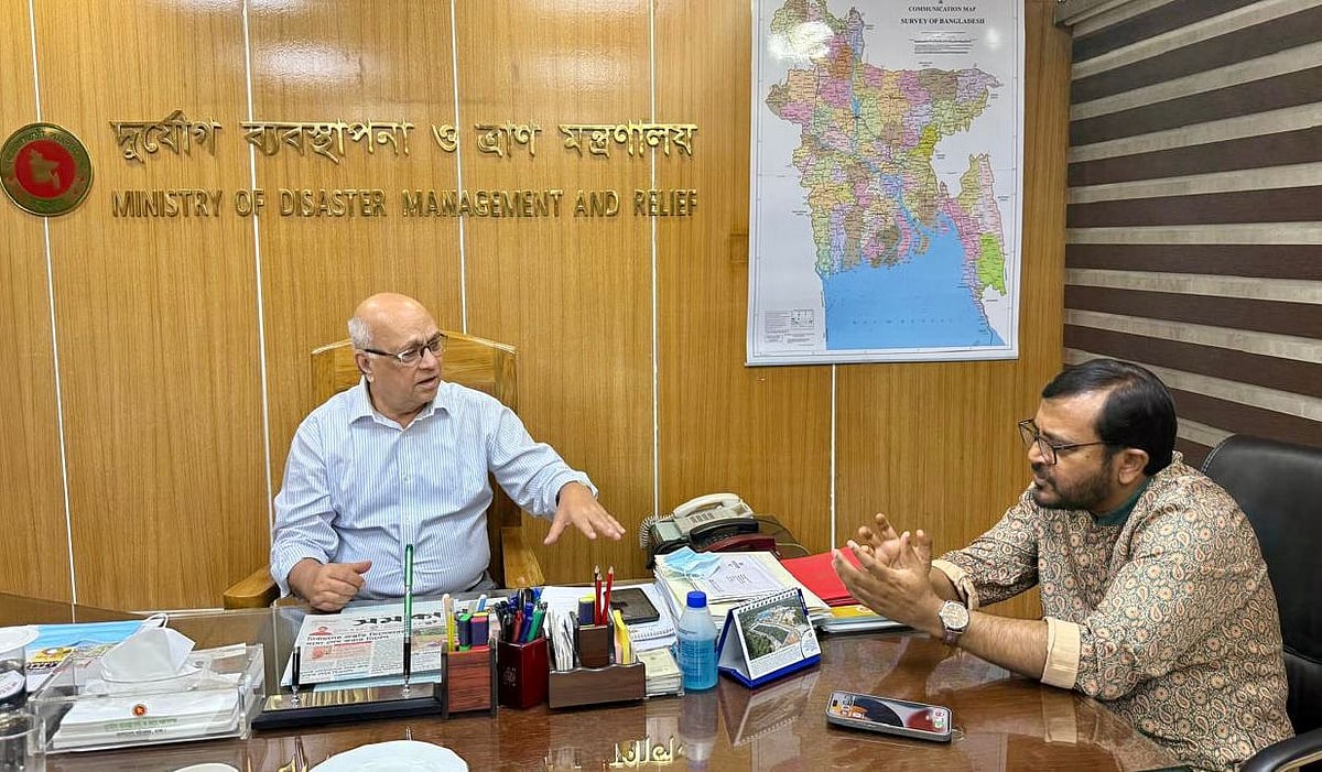 দুর্যোগ ব‍্যবস্থাপনা ও ত্রাণ উপদেষ্টা ফারুক-ই-আজম বীর প্রতীক (বাঁয়ে);  আমার বাংলাদেশ পার্টির (এবি পার্টি) চেয়ারম্যান মজিবুর রহমান মঞ্জু (ডানে), সচিবালয়ে উপদেষ্টার দপ্তরে। ১০ জুলাই, ২০২৫